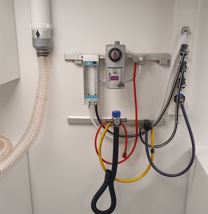 Vägghängd anestesiutrustning skena